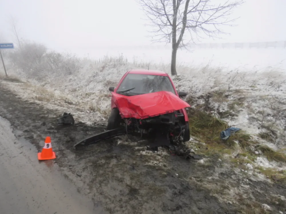 Mladá řidička dostala v zatáčce smyk a narazila do kamionu