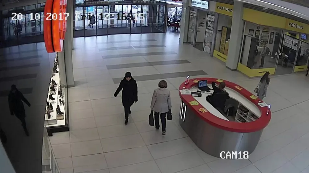 Žena okradla zákaznici v supermarketu. Ukradla ji celou kabelku, škoda je více jak 25 tisíc korun