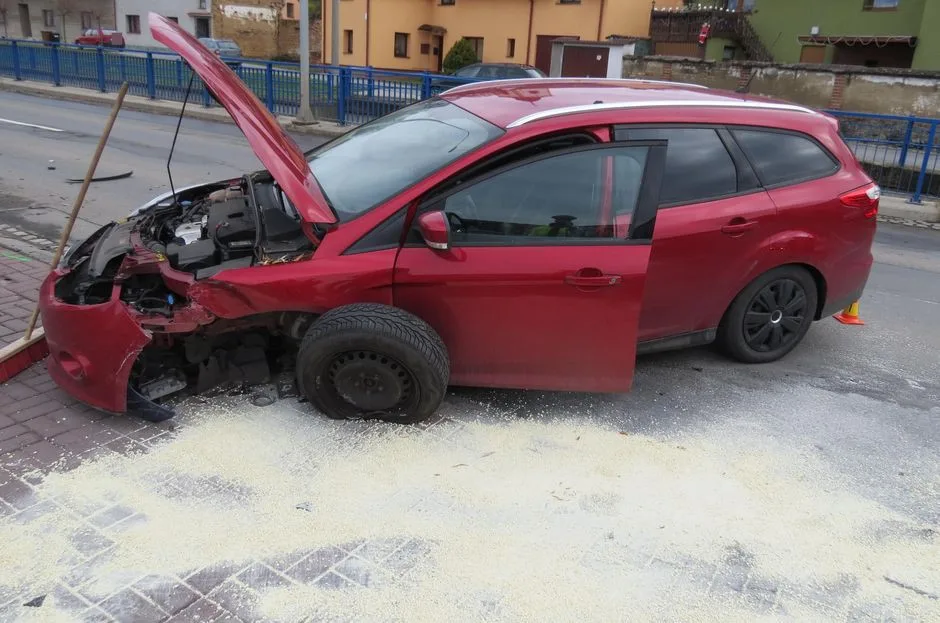 Šoférka chtěla ve Velké Bystřici odbočit z hlavní cesty na parkoviště, střetla se s protijedoucím autem