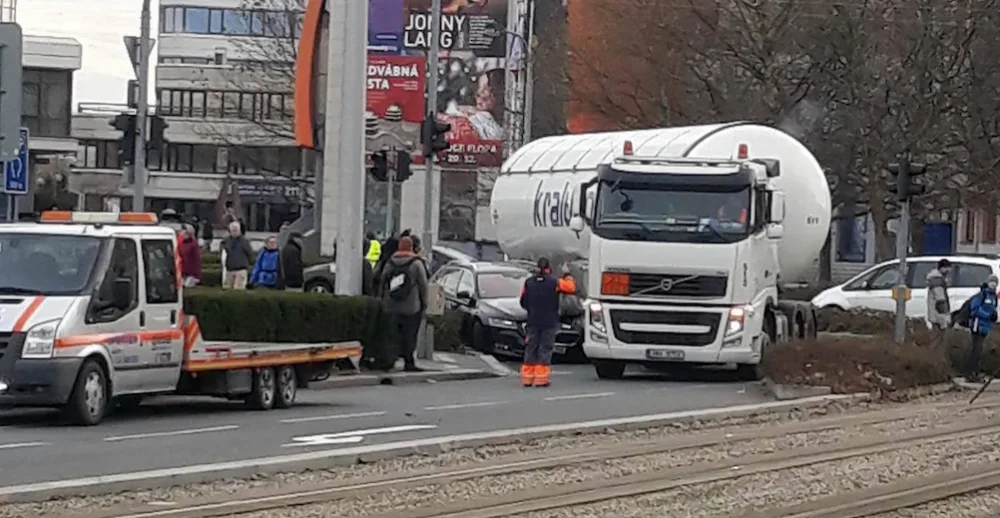 Na Jeremenkově ulici došlo k nehodě cisterny a osobního auta. Dopravu řídí policisté