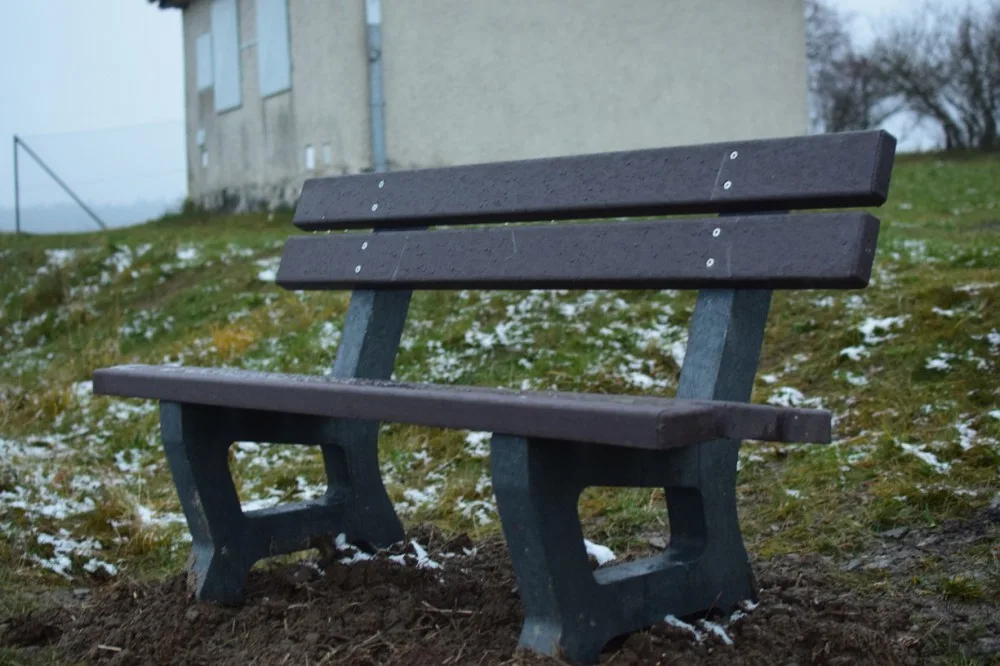 Město nainstalovalo první plastové lavičky, další budou přibývat