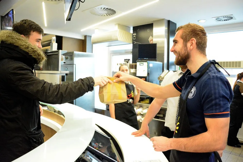 Olomoučtí fotbalisté prodávali ve fastfoodu. Pomohli vybrat peníze na nemocné děti