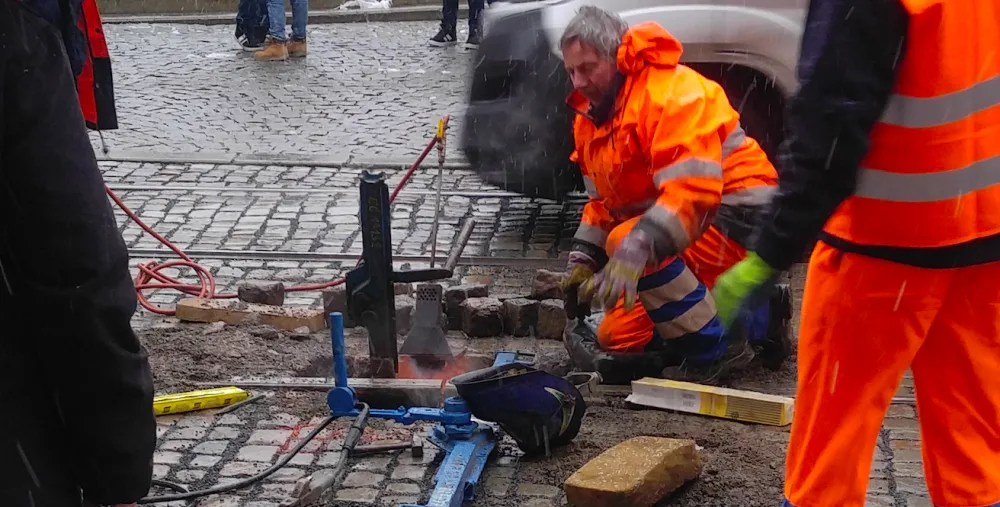 AKTUÁLNĚ: Přes centrum nejedou tramvaje, důvodem je poškozená kolej u kostela sv. Mořice