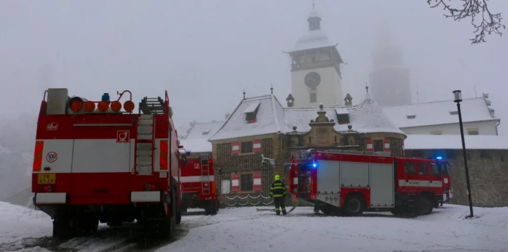 FOTO/VIDEO: Hrad Bouzov se ocitl v plamenech. Naštěstí jen cvičně