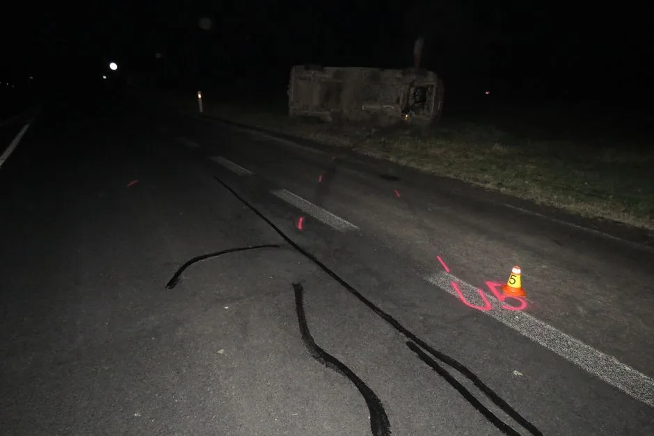 Řidič nedal přednost v jízdě a zapříčinil nehodu auta, které skončilo na střeše. Viník ani nezastavil a ujel