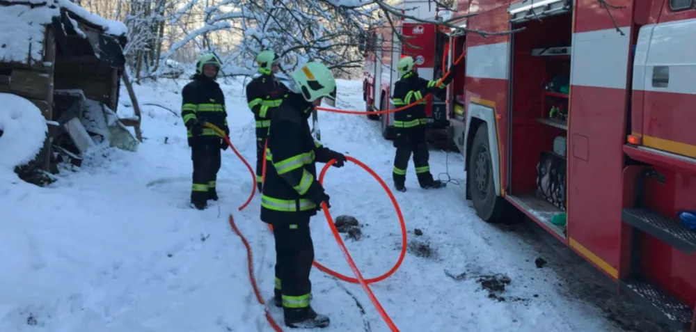 VIDEO: Hasiči vyjížděli k požáru rodinného domu. Vznikl kvůli závadě na komínovém tělese