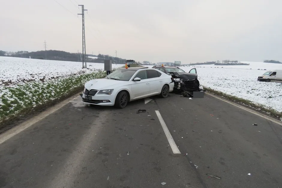 U Krčmaně se v řetězové hromadné nehodě postupně střetla čtyři auta