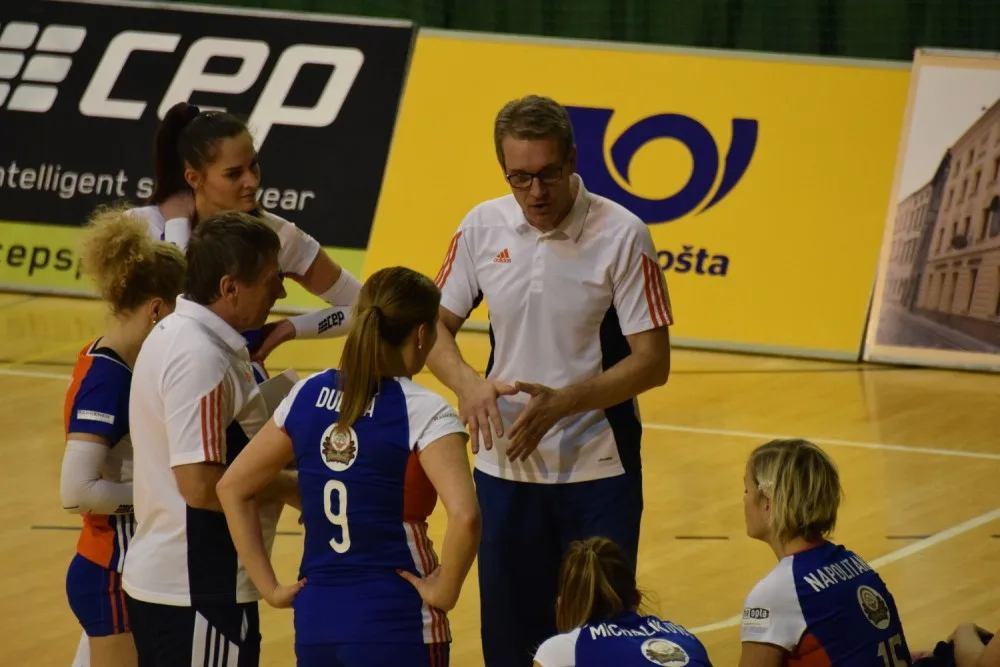 FOTO: Volejbalistky vyhrály charitativní zápas proti Olympu, na školu CREDO se vybralo 13 875 korun
