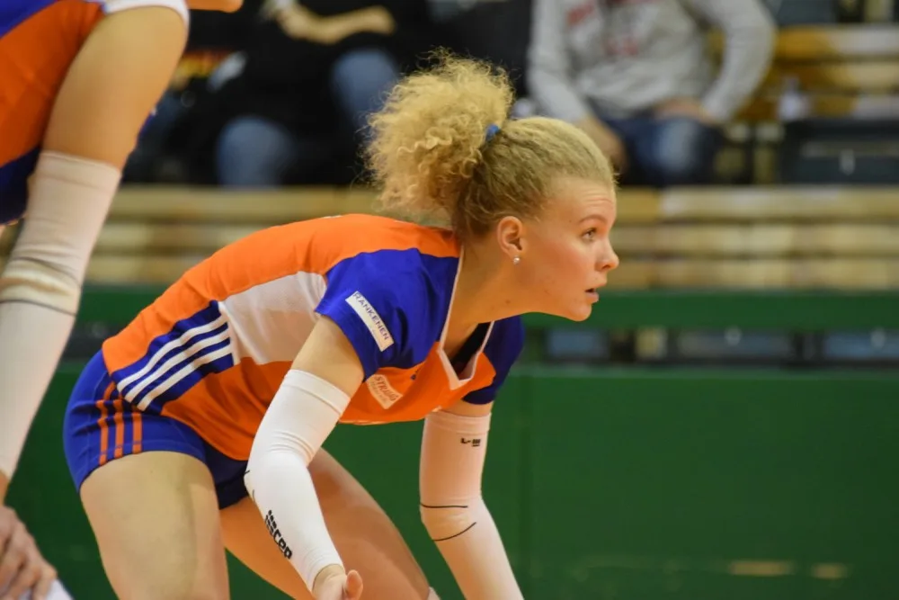 FOTO: Volejbalistky vyhrály charitativní zápas proti Olympu, na školu CREDO se vybralo 13 875 korun