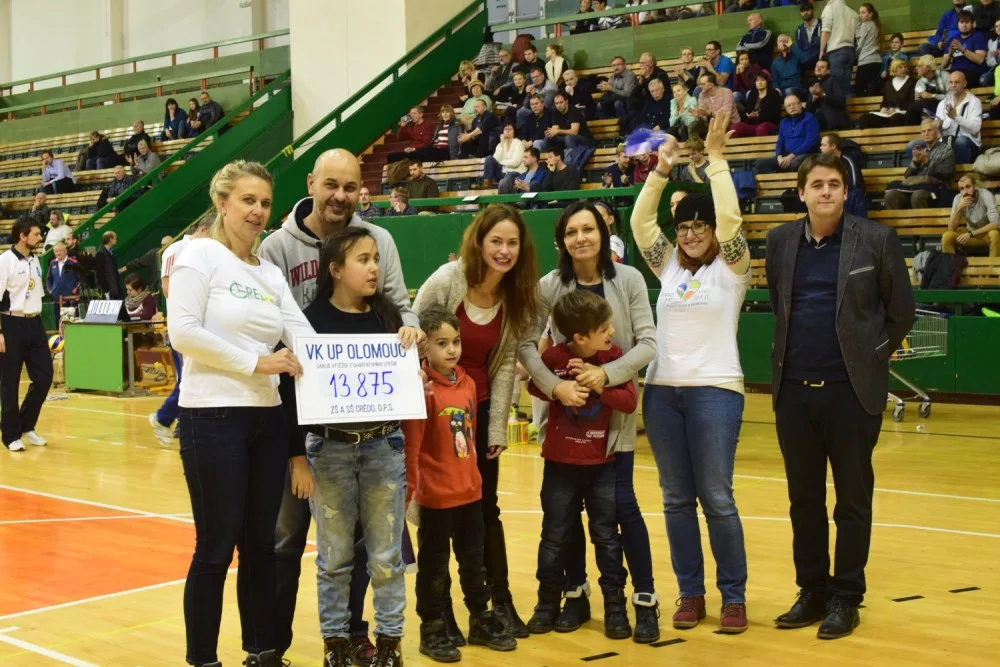 FOTO: Volejbalistky vyhrály charitativní zápas proti Olympu, na školu CREDO se vybralo 13 875 korun