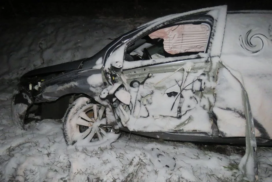 Řidič dostal se svým autem u Nákla smyk a srazil se s protijedoucím autem. Při nehodě se zranil