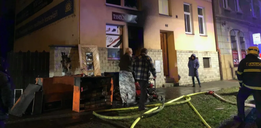 VIDEO: No Rooseveltově ulici hořel v noci obchod s obuví