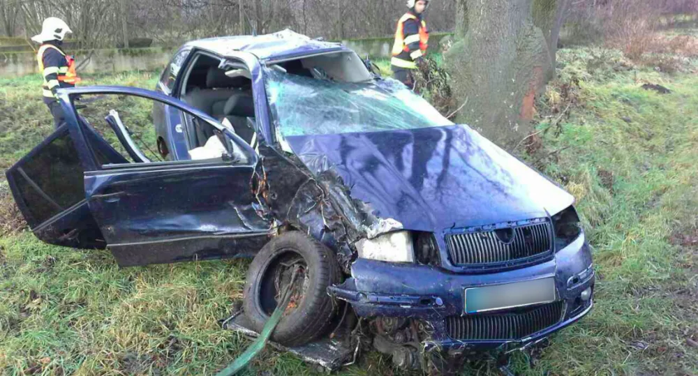 Řidič narazil se svým autem do stromů, musel být resuscitován