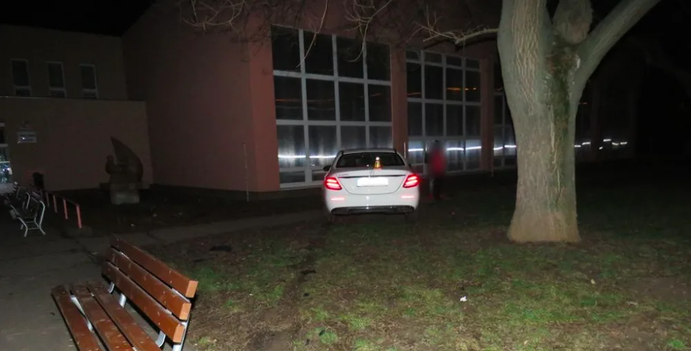 Řidička se rozhodla ujet policistům, před základní školou neuřídila svůj Mercedes a havarovala