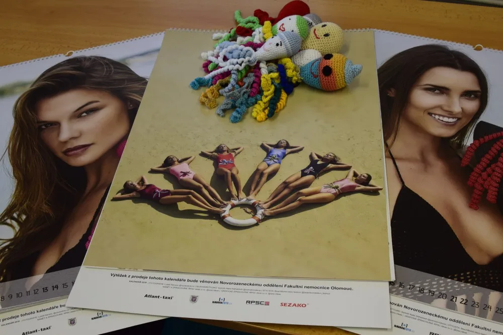 V olomoucké porodnici pokřtili kalendář s modelkami v bikinách a pletenými chobotničkami