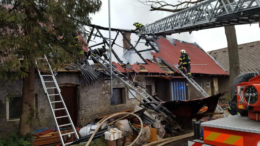 U požáru rodinného domu zasahovaly čtyři jednotky hasičů