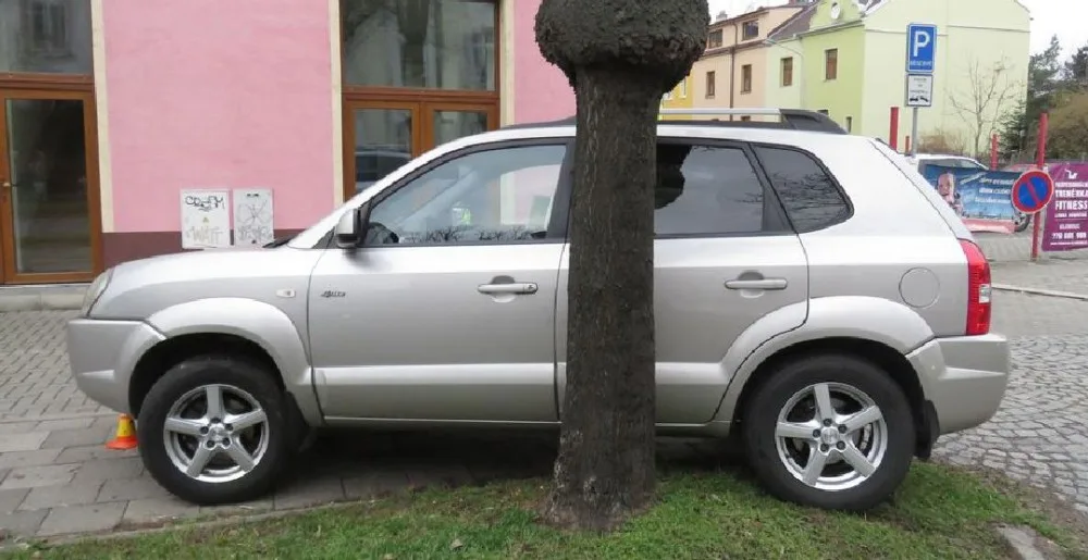 Opilý řidič v Olomouci se chtěl vyhnout střetu s autobusem, místo toho srazil ženu na chodníku