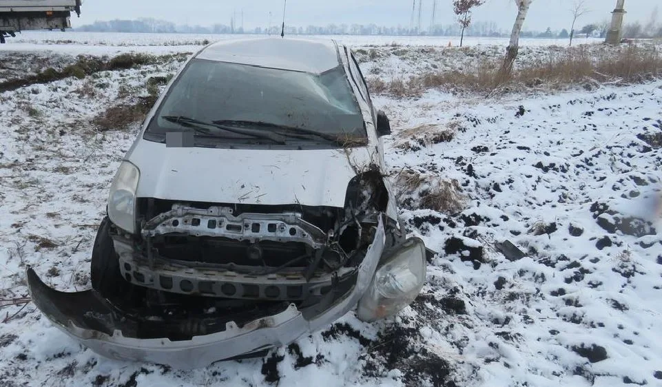 Pětašedesátiletá řidička jela příliš rychle, dostala smyk a otočila auto na střechu