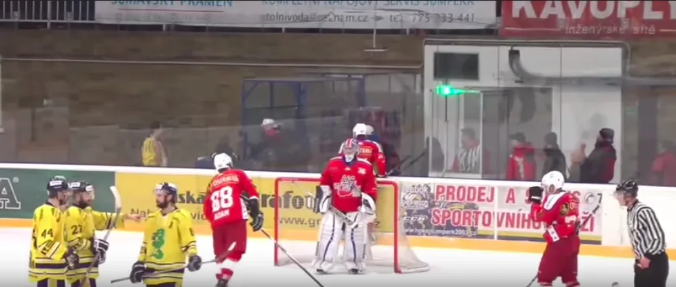 VIDEO: Porubský hokejista při utkání v Šumperku při odchodu do šaten hrubě napadl procházejícího fanouška