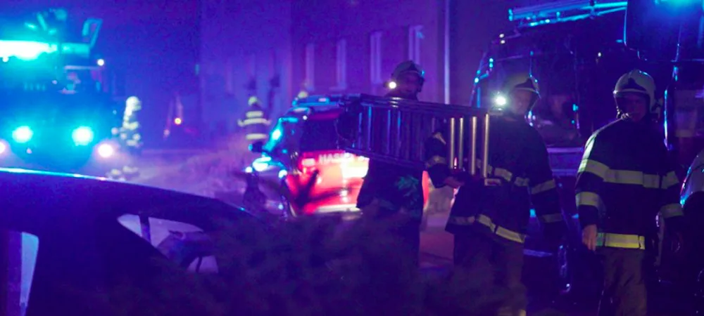 V Horních Moštěnicích vzplála bytovka, evakuováno muselo být 13 lidí. Šest z nich, včetně dětí, skončilo v nemocnici
