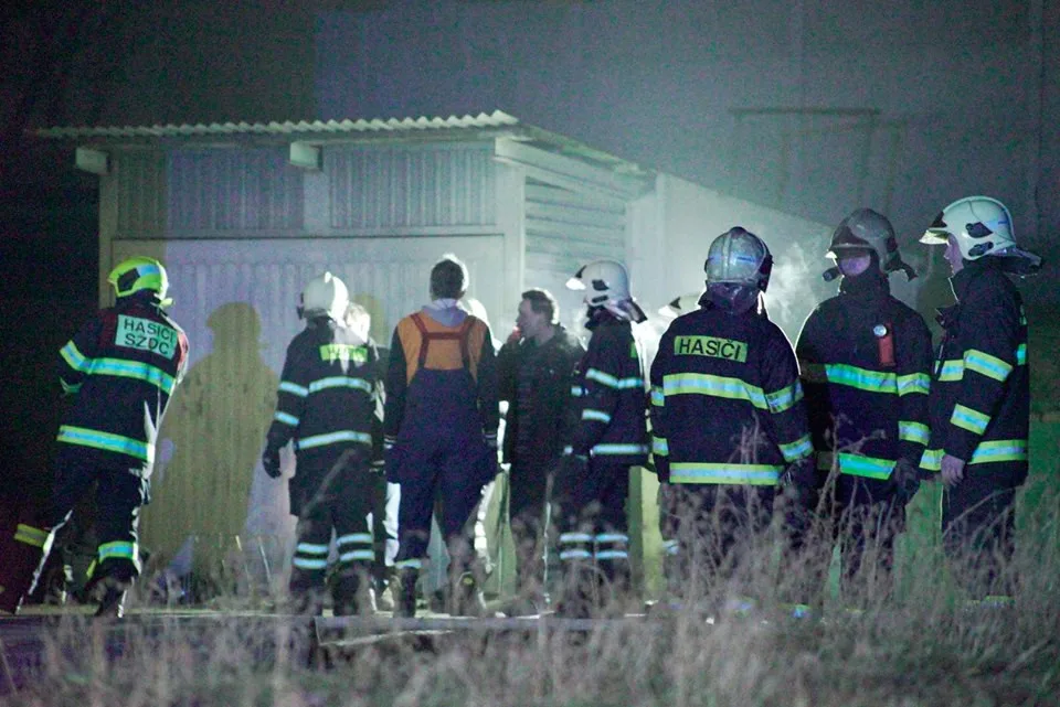 V Horních Moštěnicích vzplála bytovka, evakuováno muselo být 13 lidí. Šest z nich, včetně dětí, skončilo v nemocnici