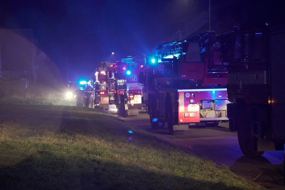 V Horních Moštěnicích vzplála bytovka, evakuováno muselo být 13 lidí. Šest z nich, včetně dětí, skončilo v nemocnici