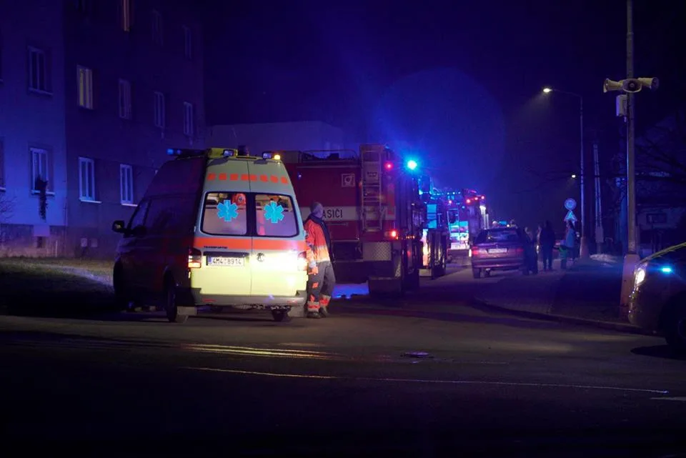 V Horních Moštěnicích vzplála bytovka, evakuováno muselo být 13 lidí. Šest z nich, včetně dětí, skončilo v nemocnici