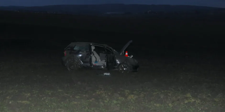 Mladá řidička nezvládla jízdu autem, po kotrmelci s ním skončila v poli