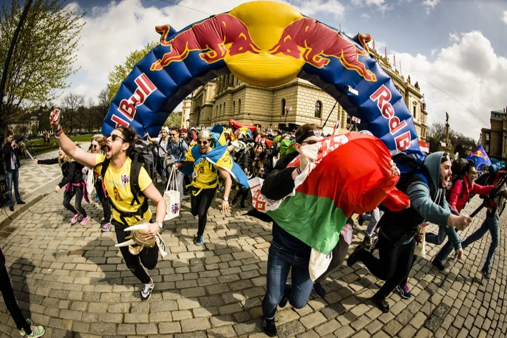 Startuje Red Bull Can You Make It? 2018. Cestovatelé vyrazí do světa bez peněz a s plechovkami Red Bullu