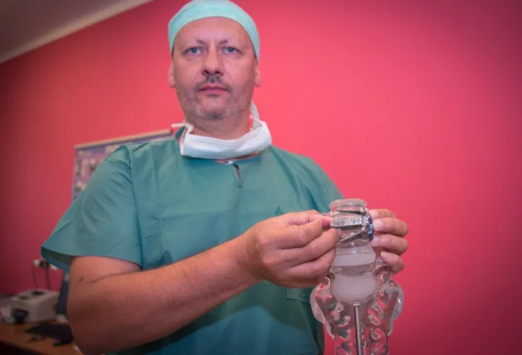 Unikátní meziobratlový implantát, který vymyslel olomoucký primář, už úspěšně pomáhá pacientům
