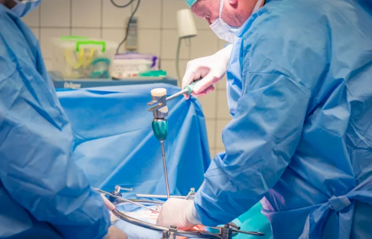 Unikátní meziobratlový implantát, který vymyslel olomoucký primář, už úspěšně pomáhá pacientům