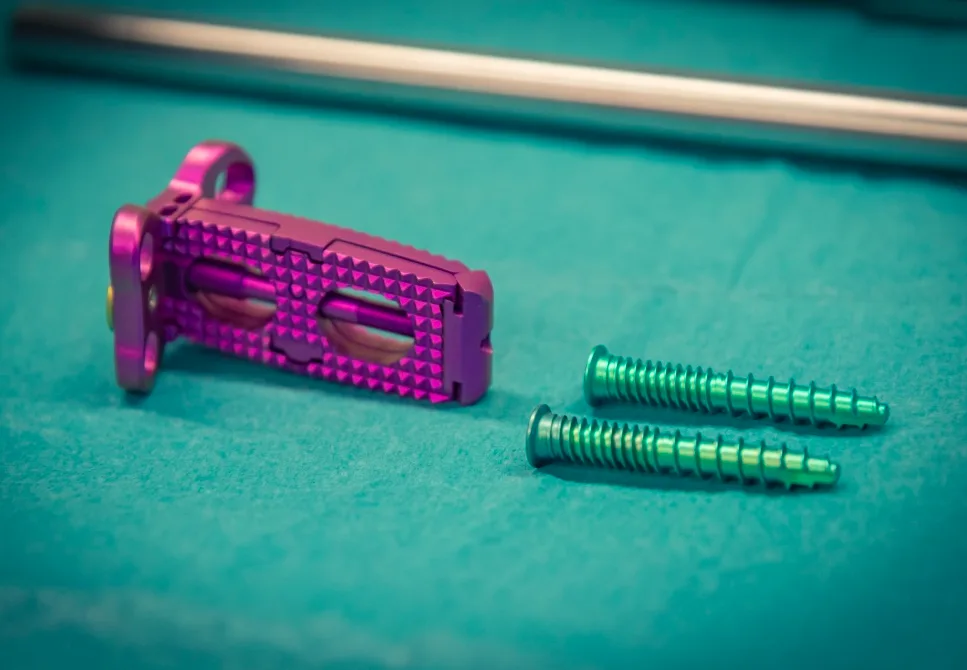 Unikátní meziobratlový implantát, který vymyslel olomoucký primář, už úspěšně pomáhá pacientům