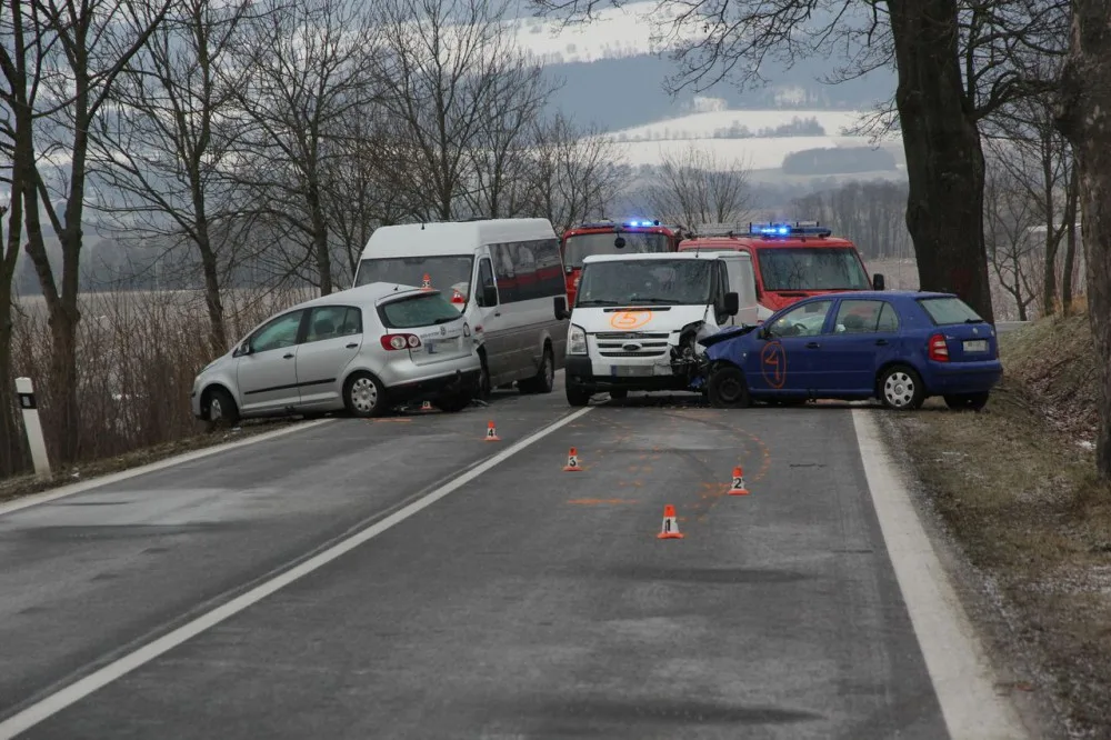 Sedm lidí bylo zraněno při hromadné nehodě minibusu a tří aut