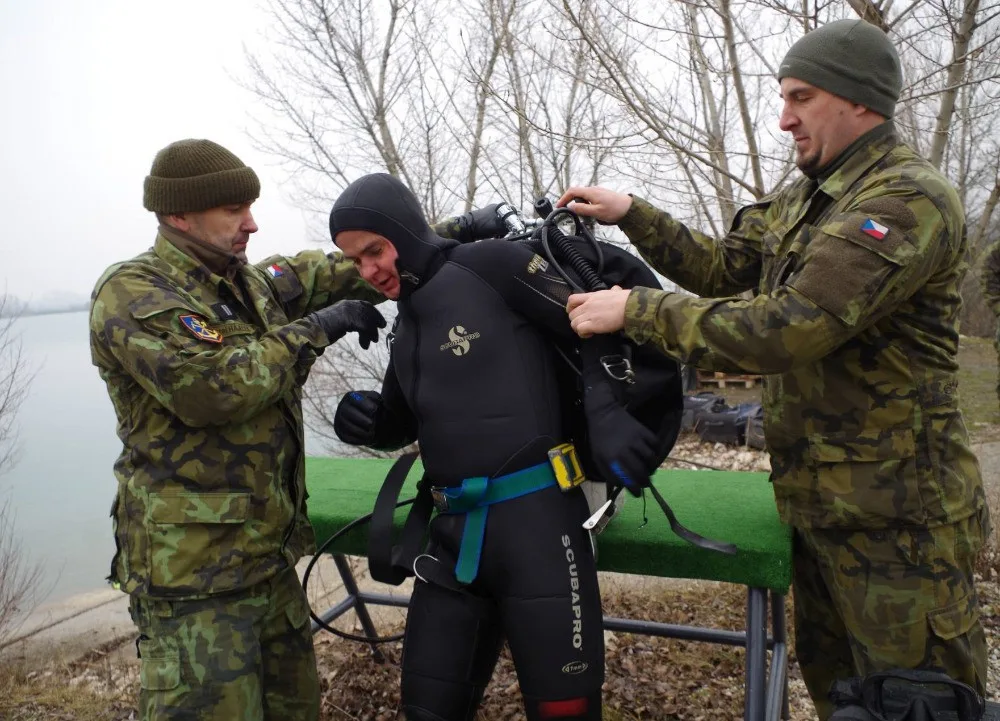 Ice Diver prověřil schopnosti potápěčů. Byla mezi nimi i potápěčka z olomouckého 153. ženijního praporu