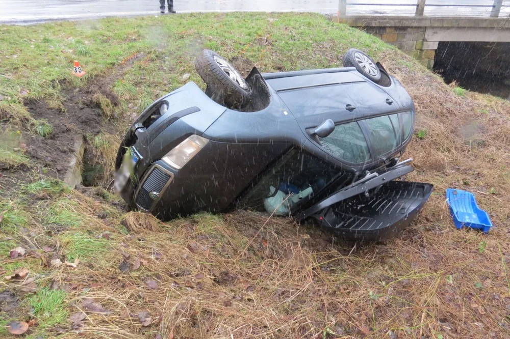 Řidič jel příliš rychle a převrátil auto na bok. S manželkou a dvěma dětmi byl převezen do nemocnice