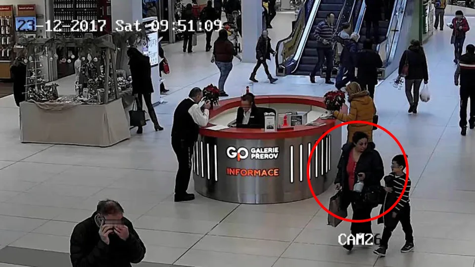 Policie hledá ženu, jejíž identifikace může pomoci vypátrat zloděje mobilního telefonu