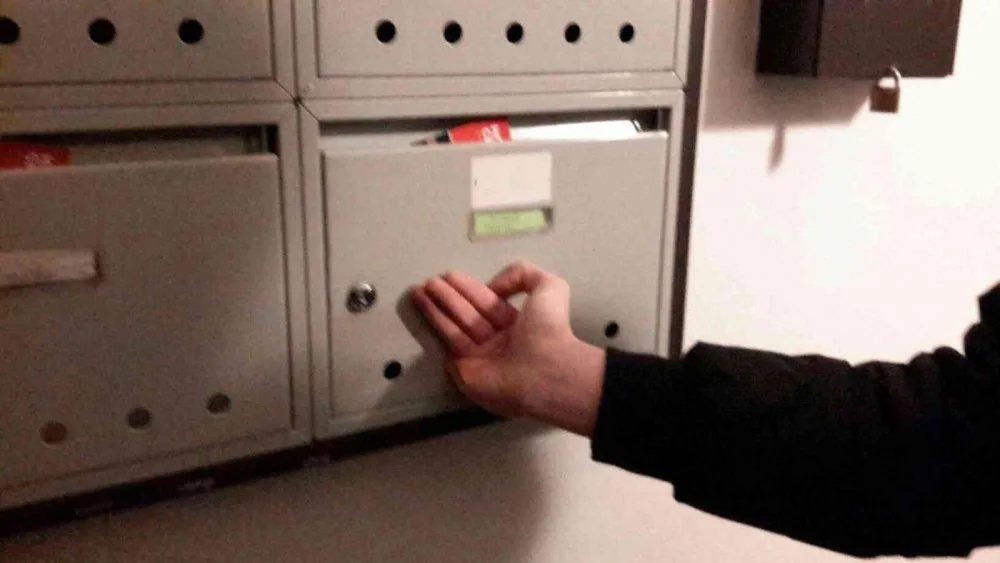 Mladík strčil prst do díry v poštovní schránce, museli ho vystříhat hasiči