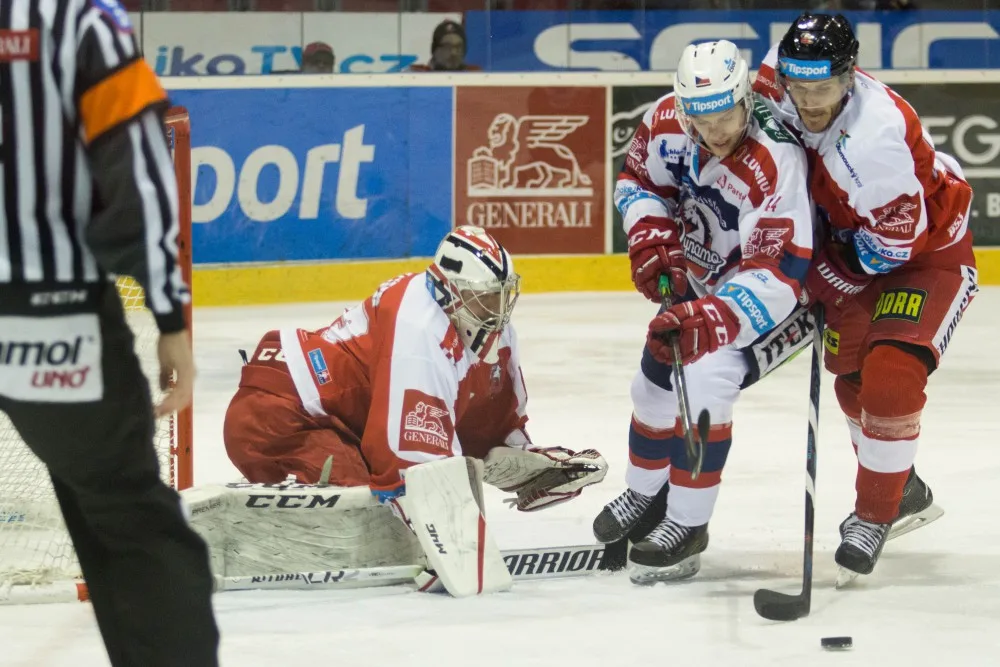 FOTOGALERIE: Naděje na play-off žije! Kohouti vyprovodili ze svého ledu Pardubice pěti góly