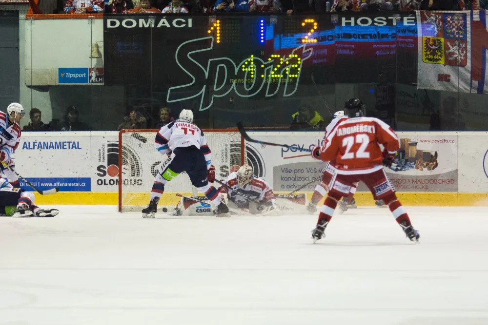 FOTOGALERIE: Naděje na play-off žije! Kohouti vyprovodili ze svého ledu Pardubice pěti góly