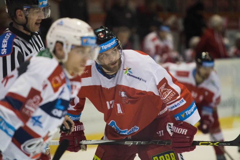 FOTOGALERIE: Naděje na play-off žije! Kohouti vyprovodili ze svého ledu Pardubice pěti góly