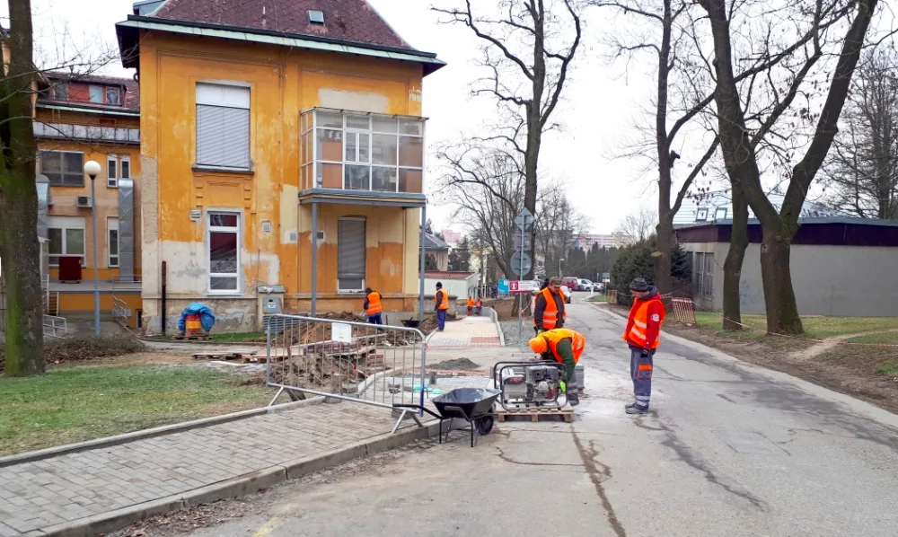 V areálu Fakultní nemocnice vznikne nový chodník, povede kolem porodnicko-gynekologické kliniky