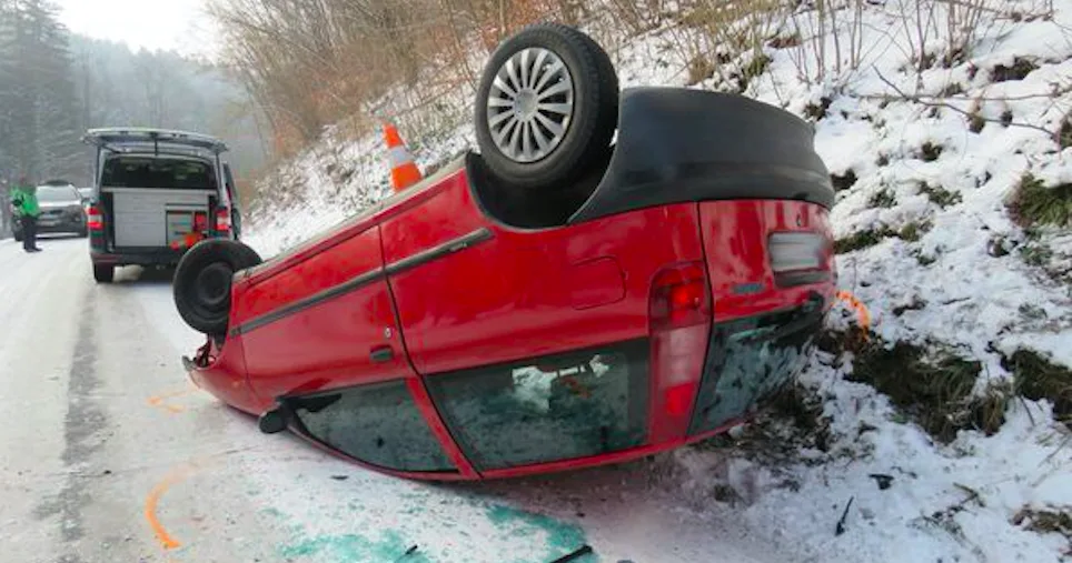 Auto skončilo po smyku na střeše, jeho osmasedmdesátiletý řidič se zranil