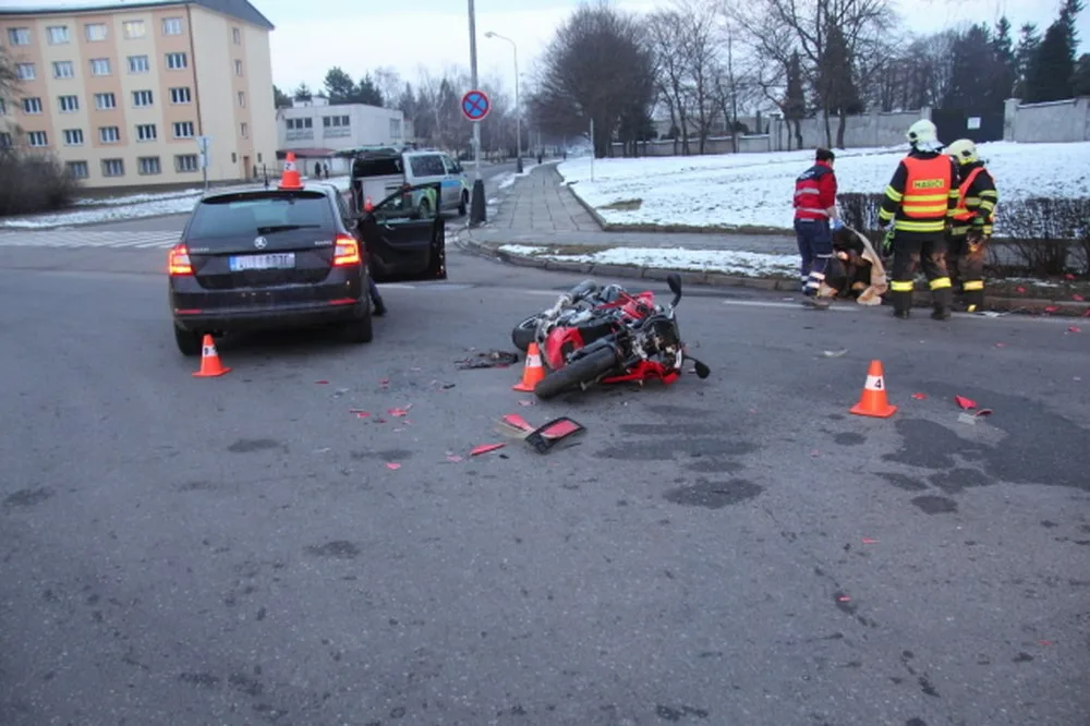 Řidička přehlédla motocyklistu, který jel po hlavní. Skončil v nemocnici
