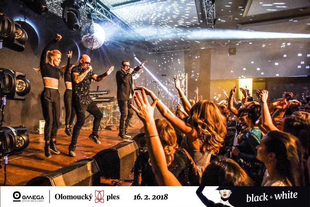 Černobílý Olomoucký ples se vydařil. Hosty bavila Lucie Bílá i legendární East 17