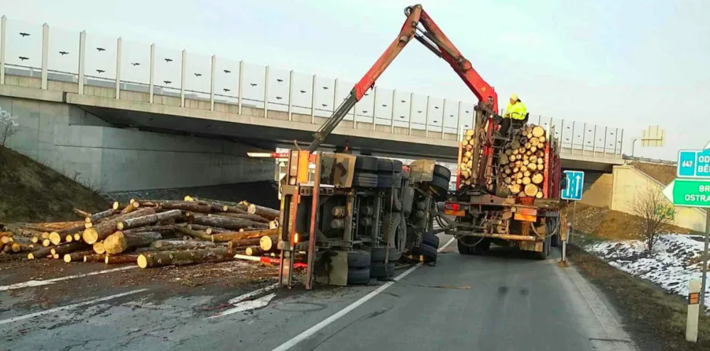 FOTO: Na sjezdu z dálnice D48 u Bělotína se vysypaly klády z kamionu, kompletně zablokovaly cestu