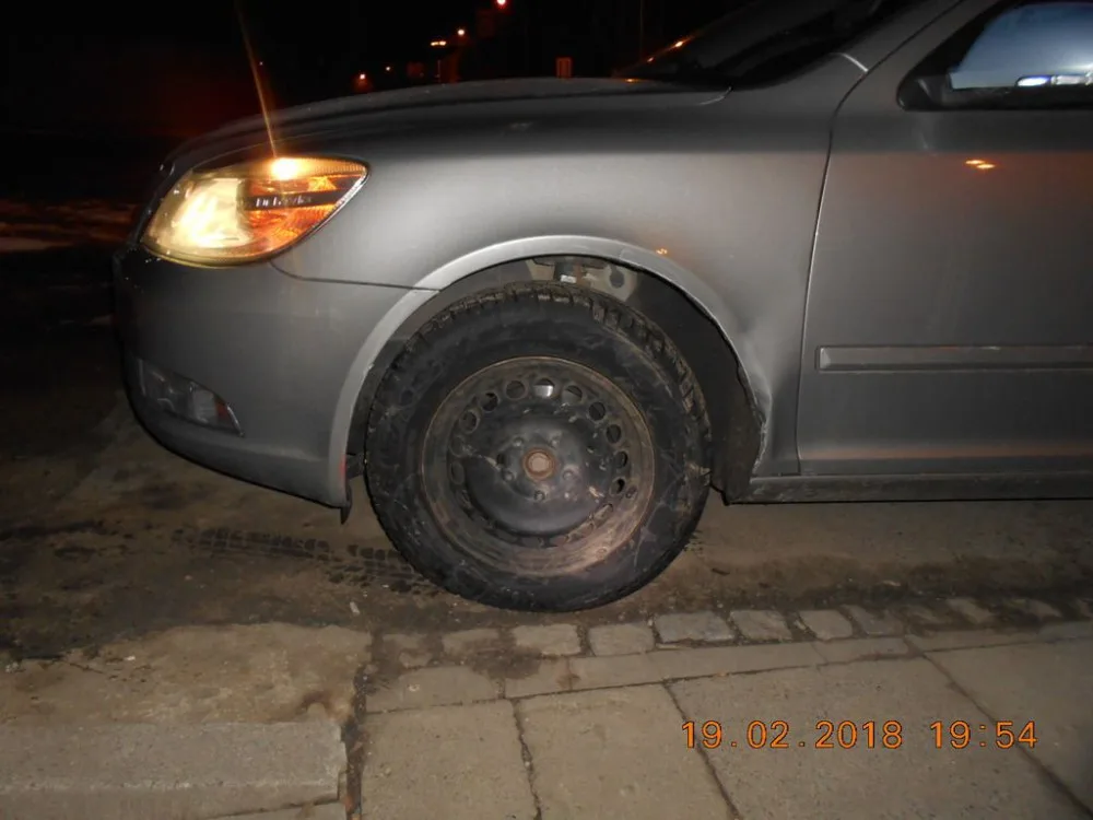Řidička se na Hněvotínské rozjela s botičkou na autě, policistům řekla, že si jí nevšimla