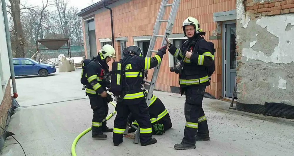 Hasiči vyjížděli do Bělkovic k požáru zásobníku s pilinami