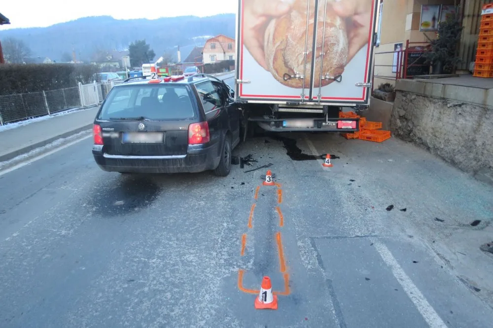 Muž vykládal pečivo z dodávky, zezadu do ní narazil projíždějící Volkswagen