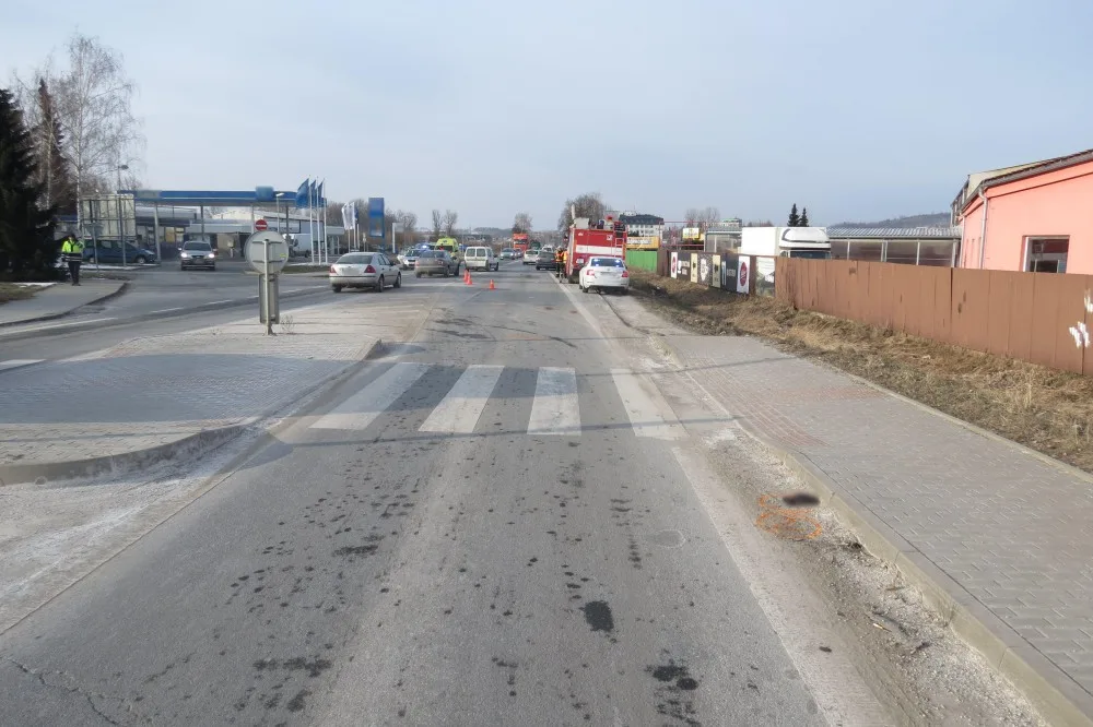 Pětadvacetiletý řidič BMW srazil chodce, ten skončil se zraněním v nemocnici