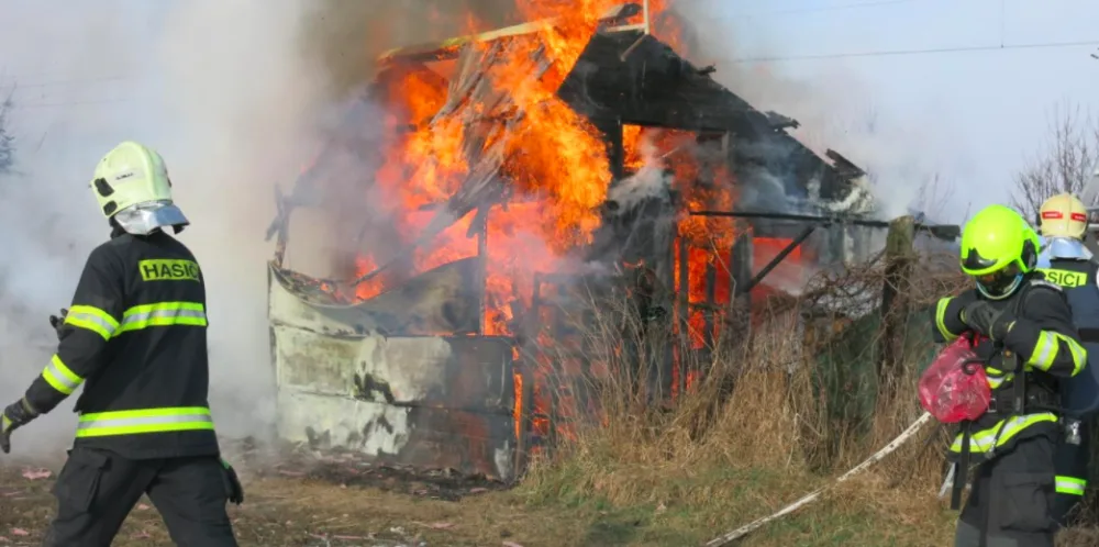 VIDEO: Chatka na Nových Sadech lehla popelem. Při požáru se zranila žena